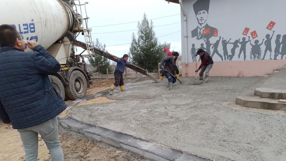 Okulumuz bahçesine beton zemin yapıldı.